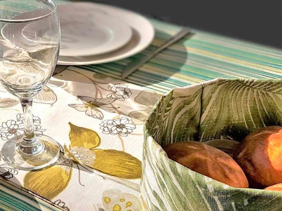 atelier-caral-camino-mesa-panera-antimanchas-verde-floral-bodega-italia Camino de mesa floral y panera textil con hojas en mesa servida – Productos antimanchas de Atelier Caral