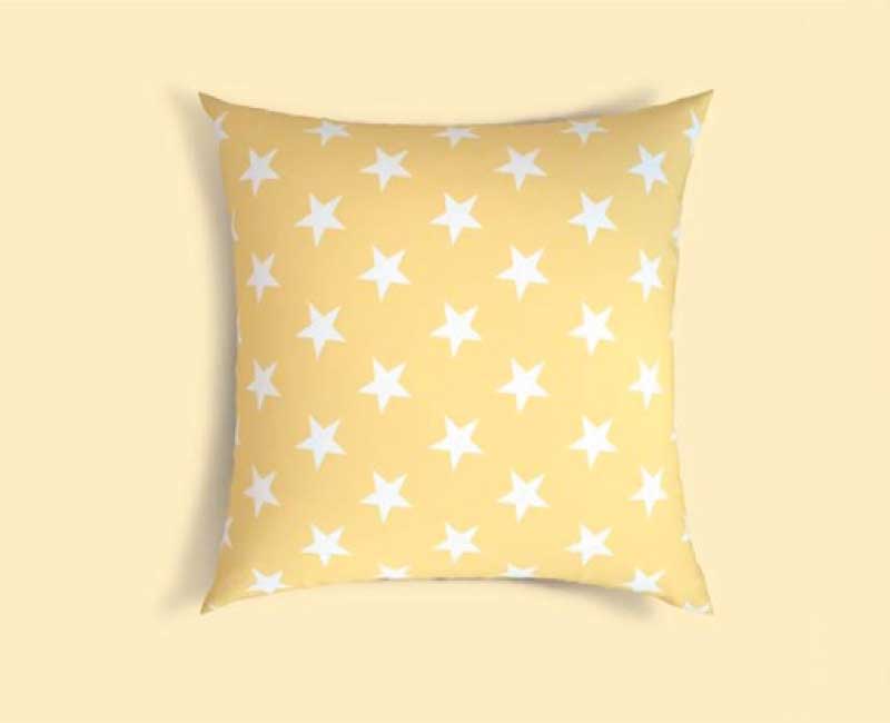 atelier-caral-cojin-estrellas-amarillo-bodega-italia Cojín decorativo amarillo con estampado de estrellas blancas – Atelier Caral