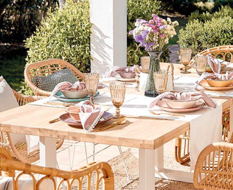 atelier-caral-mantel-antimanchas-mesa-exterior-bodega-italia Mesa al aire libre decorada con vajilla de diseño y mantel antimanchas blanco – Estilo natural y acogedor de Atelier Caral