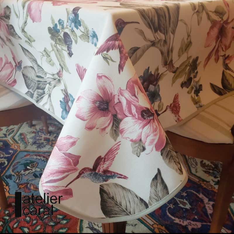 Mantel antimanchas con flores rosadas y colibríes sobre fondo blanco – Diseño alegre y natural de Atelier Caral