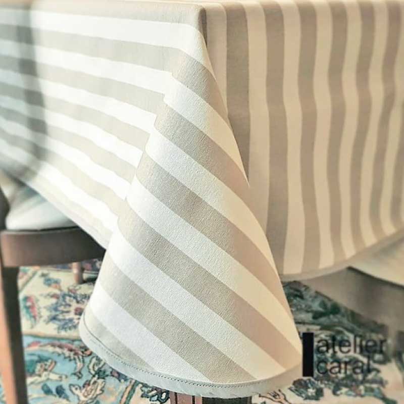 Mantel antimanchas con diseño de rayas beige sobre fondo blanco – Estilo sobrio de Atelier Caral
