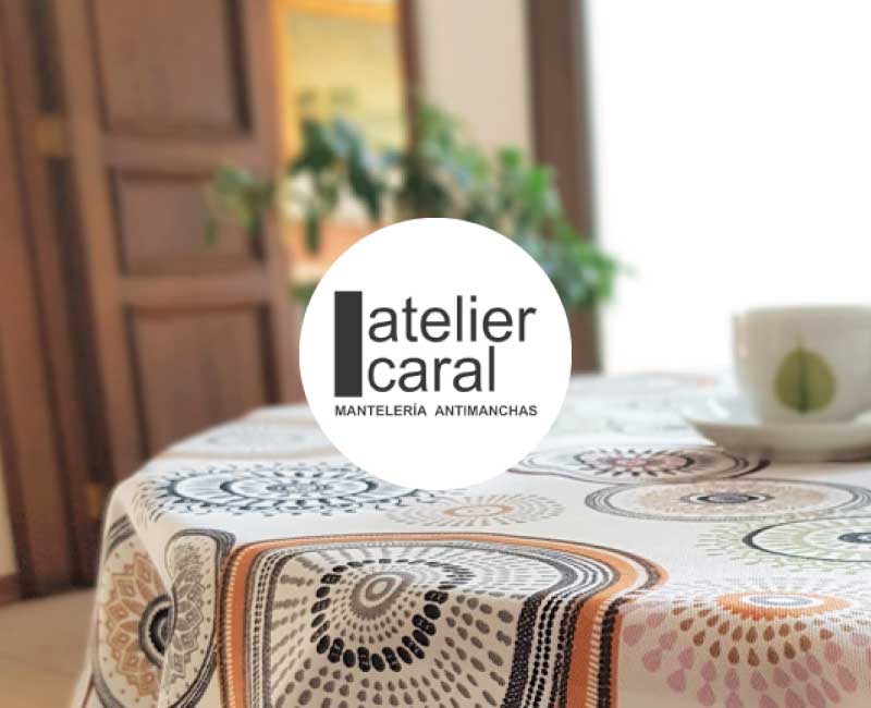Mantel antimanchas con diseño decorativo en mesa de comedor – Atelier Caral en Bodega Italia