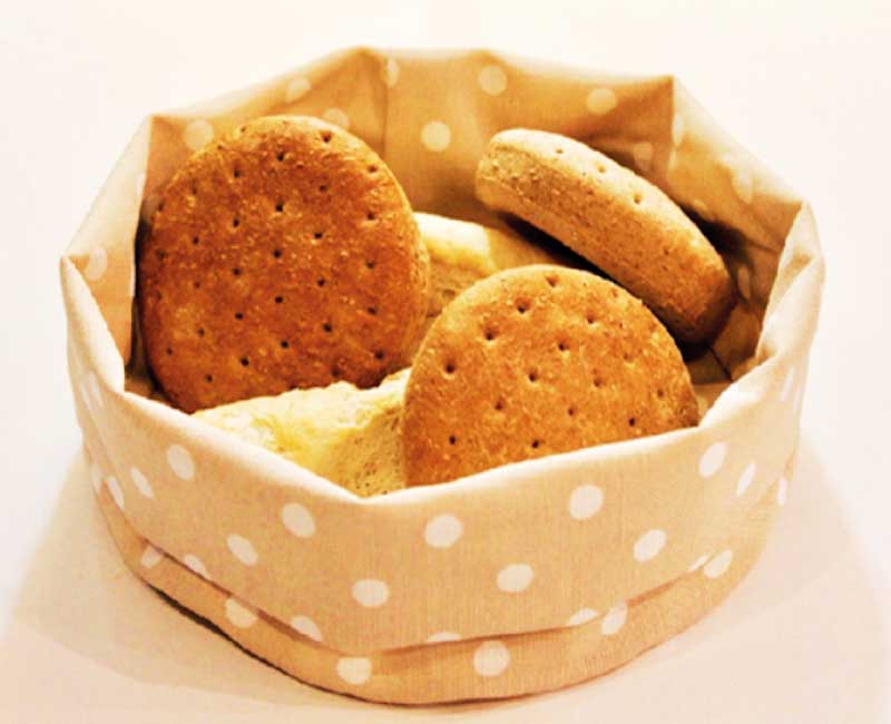 atelier-caral-panera-textil-lunar-antimanchas-bodega-italia Panera textil con diseño de lunares beige y blanco, ideal para pan o galletas – Atelier Caral