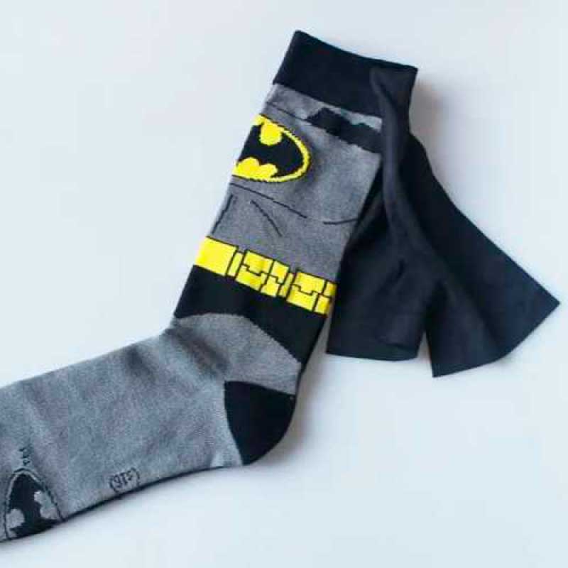 Calceta gris con diseño de Batman y capa incorporada en la parte trasera – Capitán Style en Bodega Italia