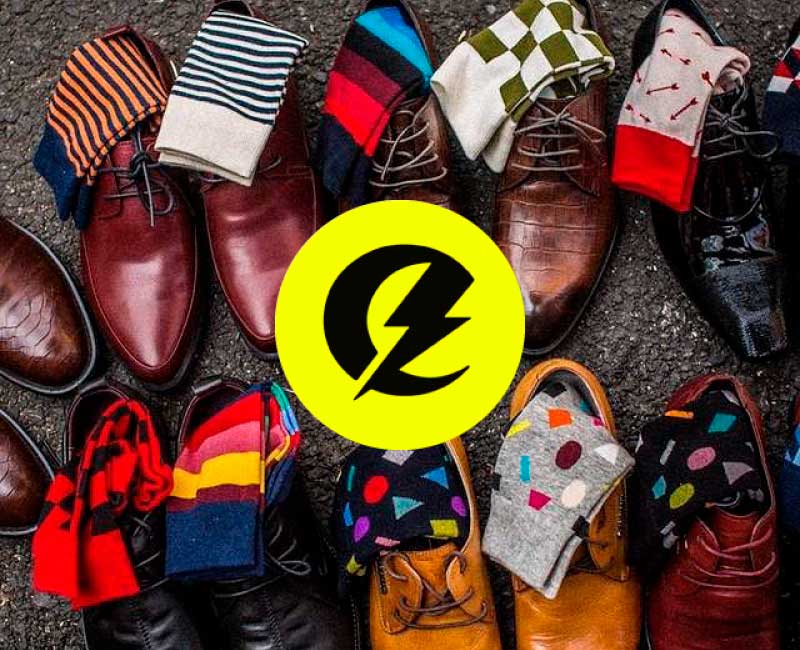 Calcetas coloridas con diseños originales sobre zapatos de vestir – Capitán Style en Bodega Italia