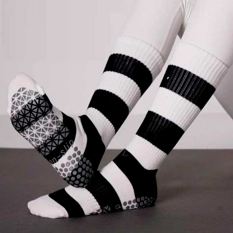 Calcetas deportivas blancas con negro, diseño antideslizante en la planta del pie – Capitán Style en Bodega Italia