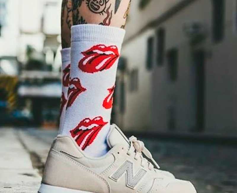 calcetas-iconicas-rock-estilo-urbano-capitan-style Calcetas blancas con diseño de labios rojos estilo Rolling Stones combinadas con zapatillas urbanas – Capitán Style en Bodega Italia
