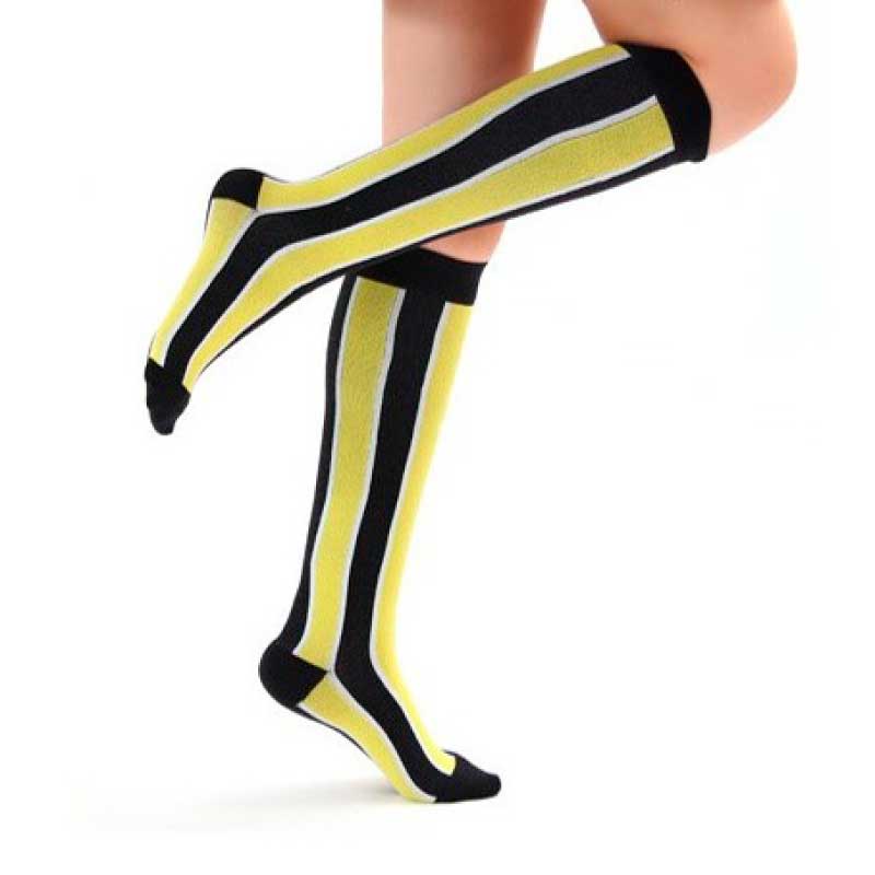 Calcetas largas con diseño de rayas negras y amarillas estilo retro – Capitán Style en Bodega Italia