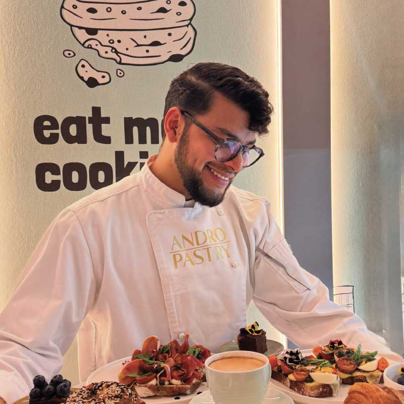 Chef de NY Cookie’s presentando una variedad de preparaciones de brunch, tostadas y café en Bodega Italia, Providencia.