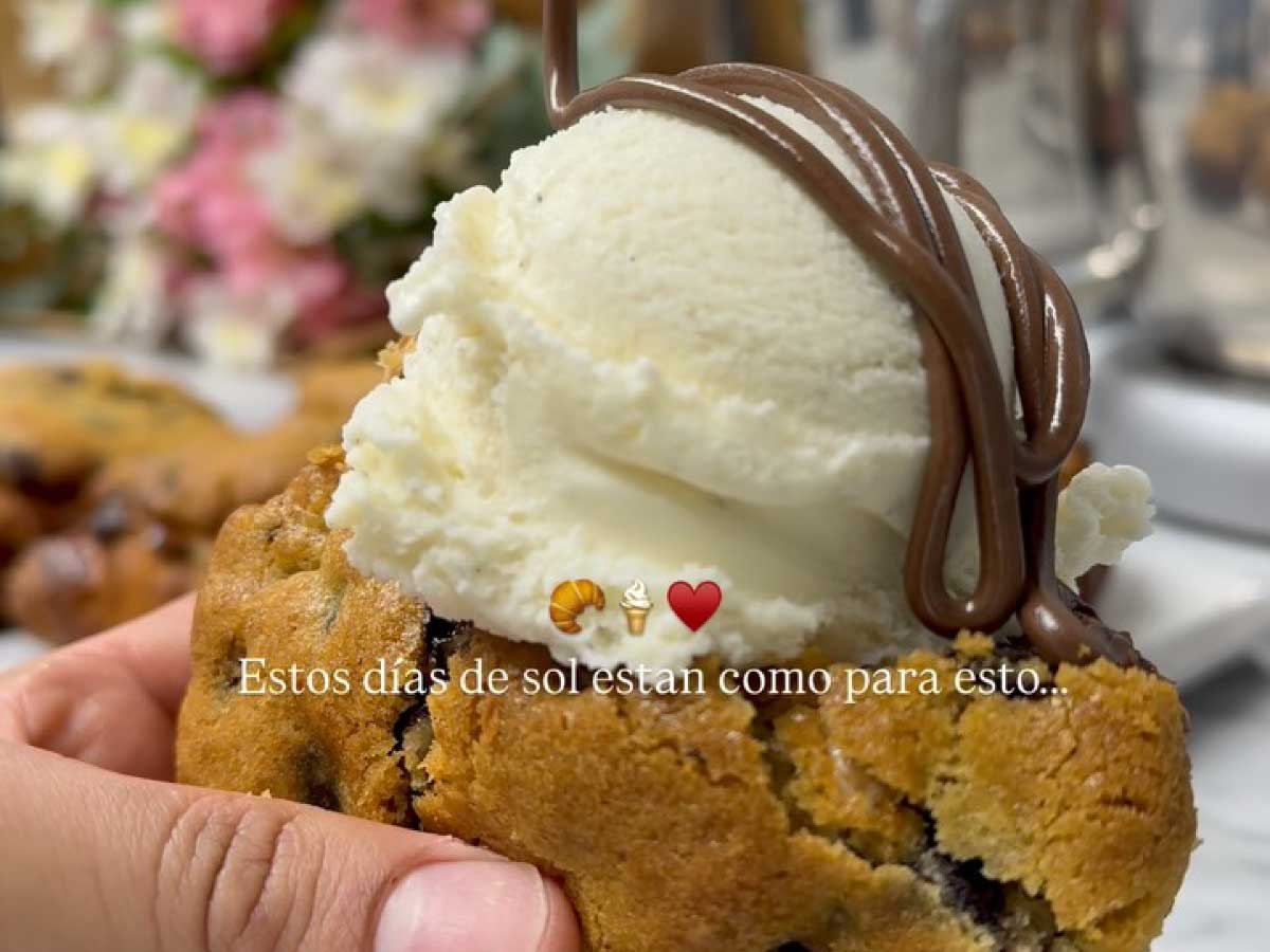 ny-cookies-cookie-helado-vainilla-chocolate-barrio-italia Cookie con chips de chocolate, helado de vainilla y salsa de chocolate de NY Cookie’s en Barrio Italia.