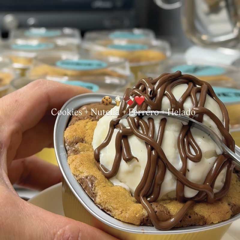 Cookie con Nutella y helado de vainilla, cubierta con chocolate, de NY Cookie’s en Barrio Italia, Providencia.