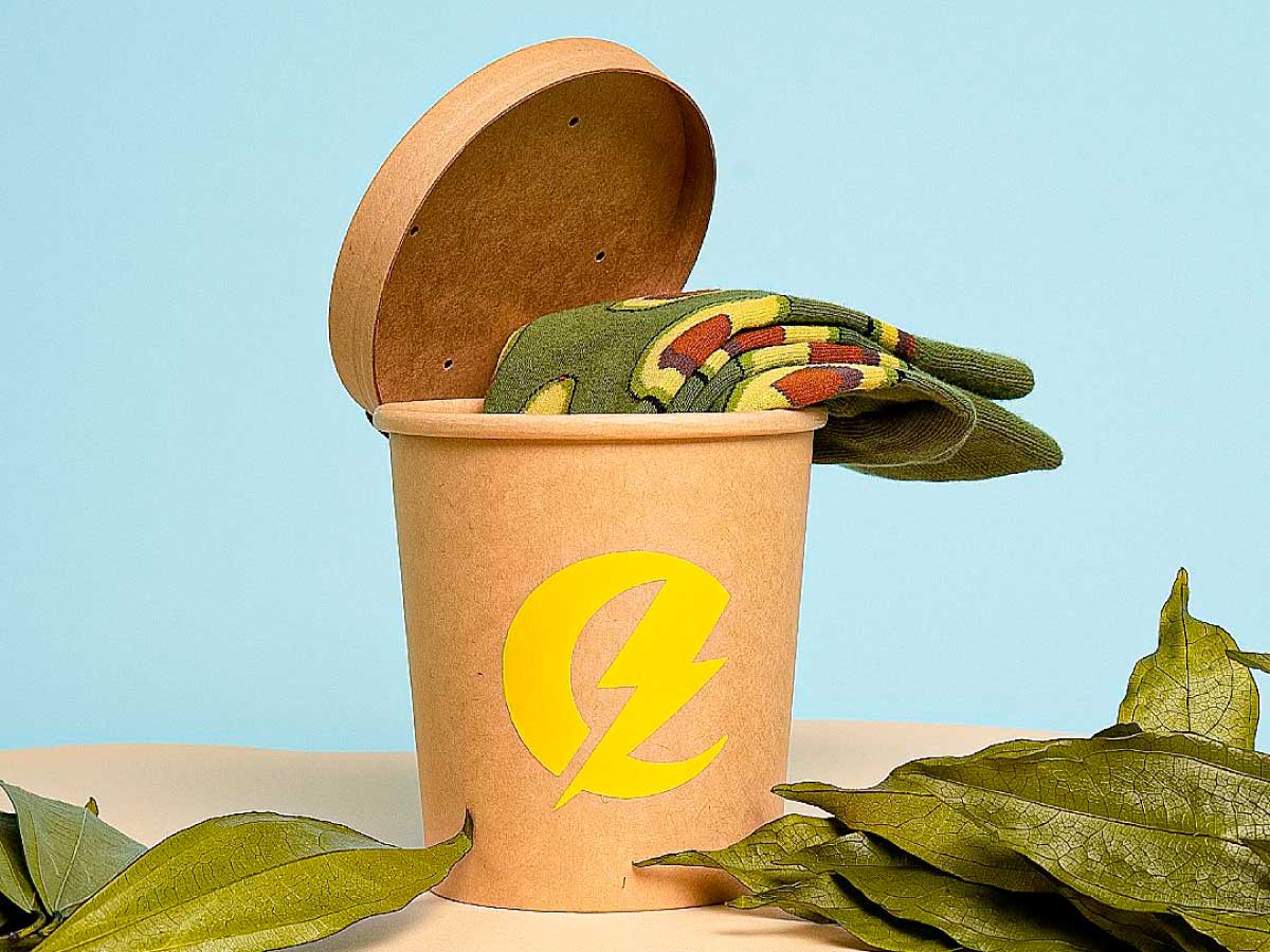 pack-calcetas-regalo-sustentable-capitan-style-bodega-italia Pack de calcetas con diseño verde y presentación ecológica en cilindro de cartón con logo amarillo – Capitán Style en Bodega Italia