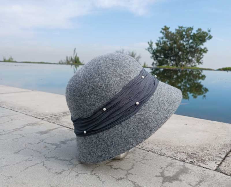 sombrero-cloche-gris-cinta-perlas-cosalinda Sombrero cloche gris con cinta plisada negra y detalle de perlas – Cosa Linda