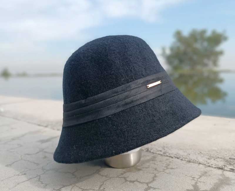 sombrero-cloche-negro-cinta-broche-cosalinda Sombrero cloche negro con cinta negra y broche metálico – Cosa Linda