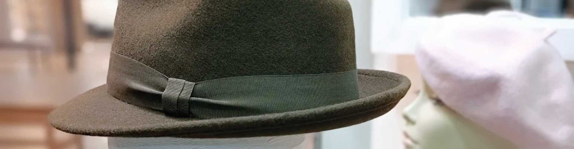 sombrero-fedora-hombre-fieltro-verde-cosalinda Sombrero fedora para hombre en fieltro verde oliva con cinta al tono – Cosa Linda