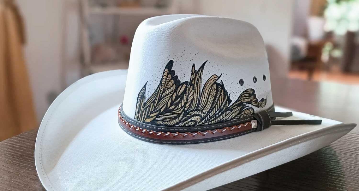sombrero-vaquero-blanco-diseno-pintado-cosalinda Sombrero vaquero blanco con ilustración pintada a mano y cinta de cuero – Cosa Linda