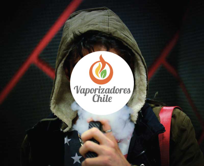 Persona usando vaporizador en tienda Vaporizadores Chile, local 25 de Bodega Italia