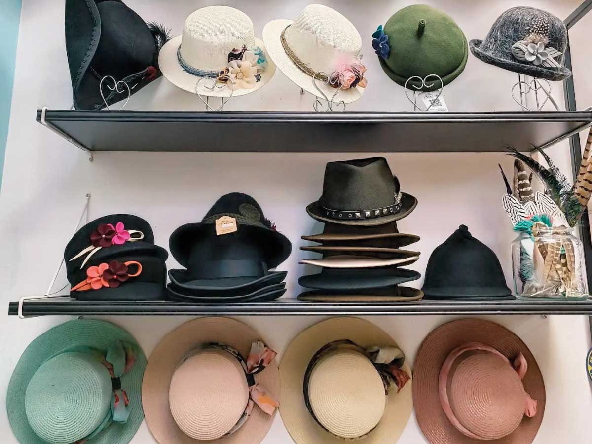 variedad-sombreros-diseno-cosalinda-bodega-italia Estantería con sombreros de diseño para mujer y hombre en Cosa Linda – Tienda en Bodega Italia