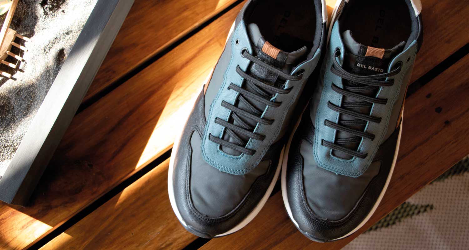 zapatillas-urbanas-del-basto-hombre Zapatillas urbanas de hombre en tonos negro y azul con detalles en cuero, marca DEL BASTO