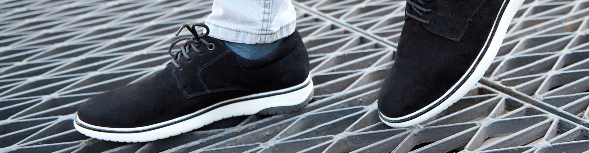 zapatos-negros-urbanos-hombre-del-basto Zapatos negros urbanos para hombre de la marca DEL BASTO, con suela blanca dentada y estilo moderno